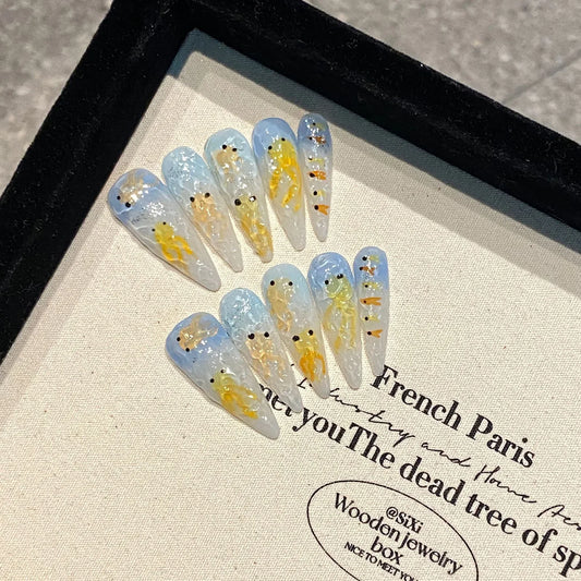 10 uñas postizas largas con forma de aguja, diseño de ojo de gato, color azul degradado, hechas a mano, con diseños de peces dorados pintados a mano. 