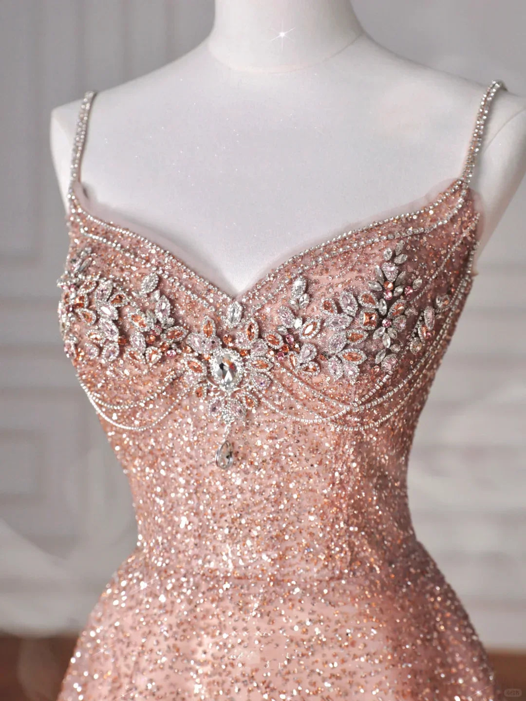 Abito da sera rosa con paillettes e perline in tulle, spalline sottili, linea a trapezio, modello Y8619