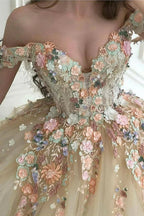 Splendido abito da sera lungo color champagne con spalle scoperte, pizzo floreale e fiori 3D, abito da ballo formale color champagne S20716