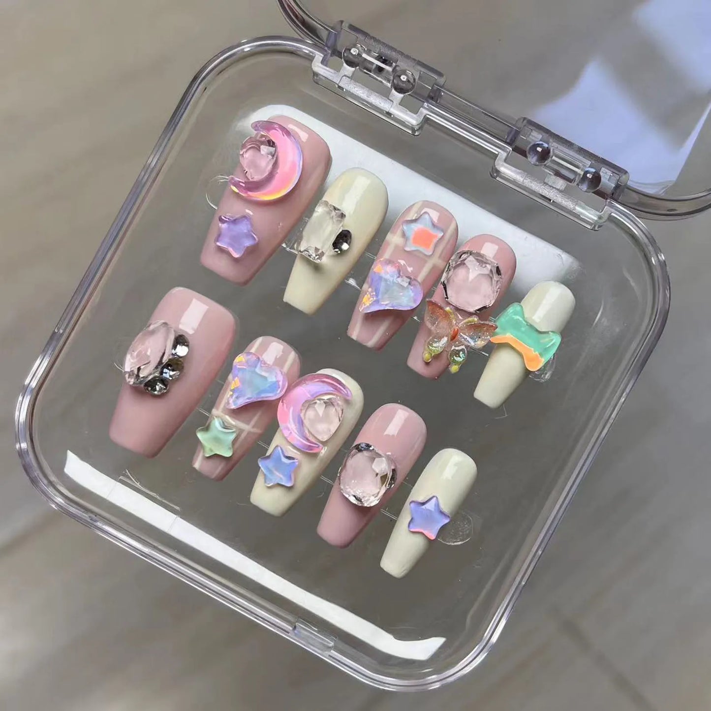 10 uñas postizas desmontables de color crema de azúcar, brillantes, hechas a mano, moradas brillantes, con diseño de luna y estrella 3D. 