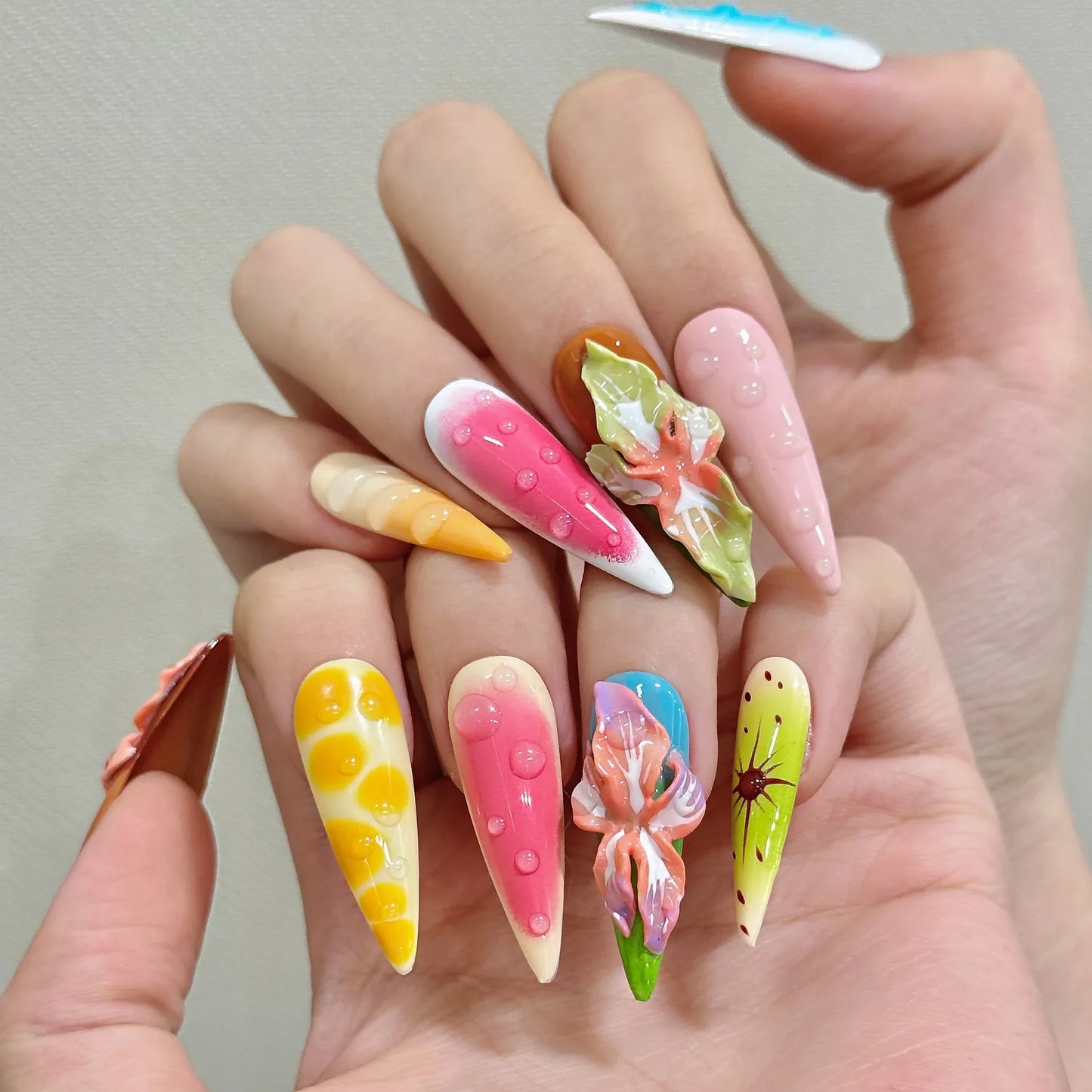 10 uñas postizas de flores tropicales hechas a mano, coloridas, para el día de verano, con dopamina, largas, de aguja, con manicura fresca y dulce. 
