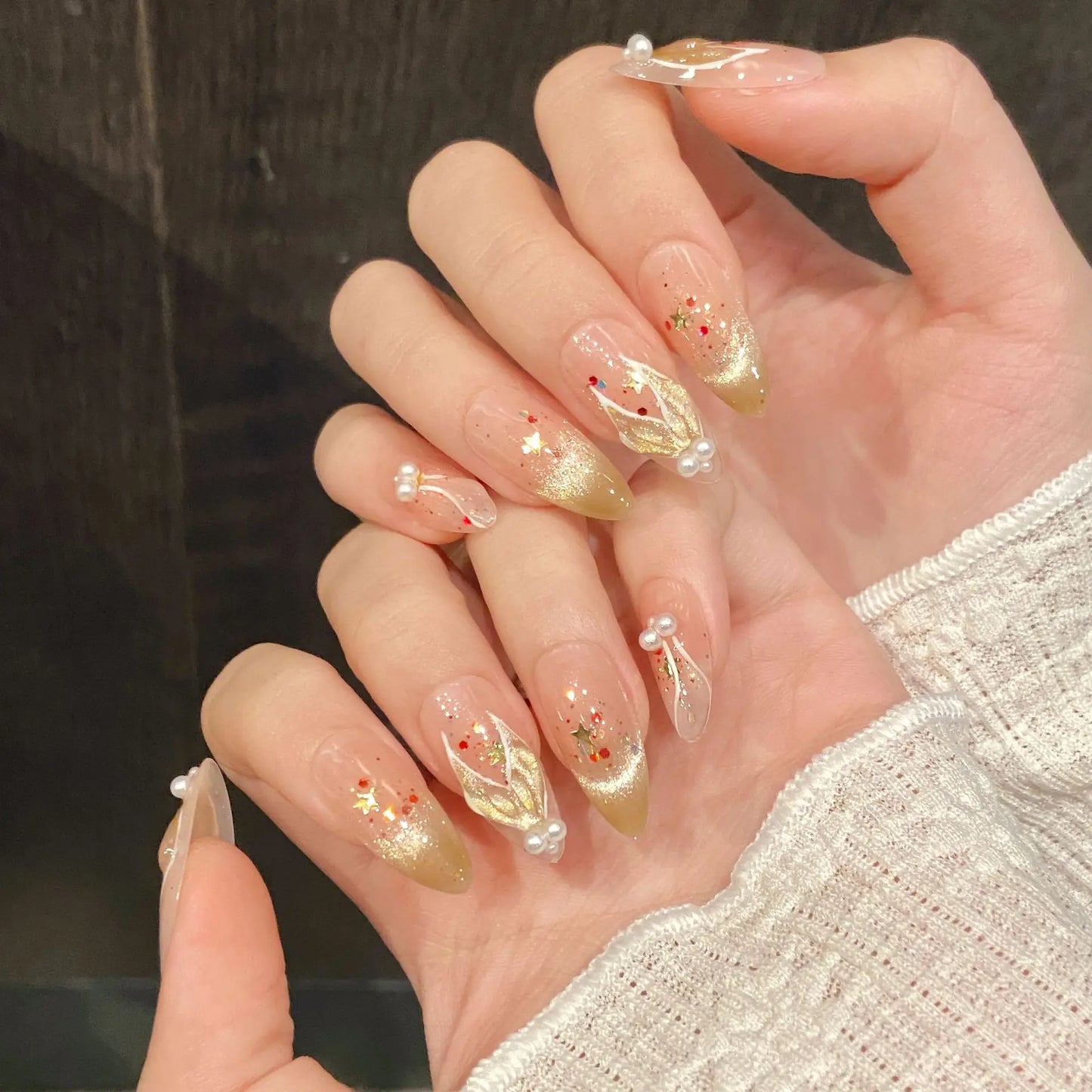 10 uñas postizas de ojo de gato brillantes, hechas a mano, pintadas a mano, doradas, con forma de cola de sirena y perla, uñas postizas almendradas para chicas dulces. 