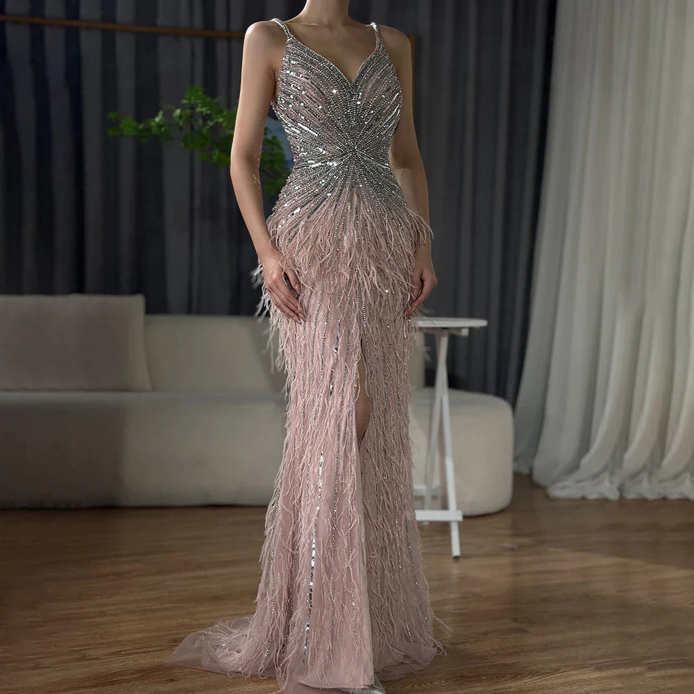 Vestido de Gala Sereia de Luxo e Classe com Penas Azuis, Missangas e Fenda LA70623
