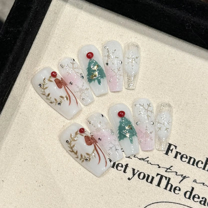 10 uñas postizas navideñas hechas a mano, brillantes, blancas y plateadas, con diseño de copos de nieve y lazos, para manicura suave y fácil de usar. 