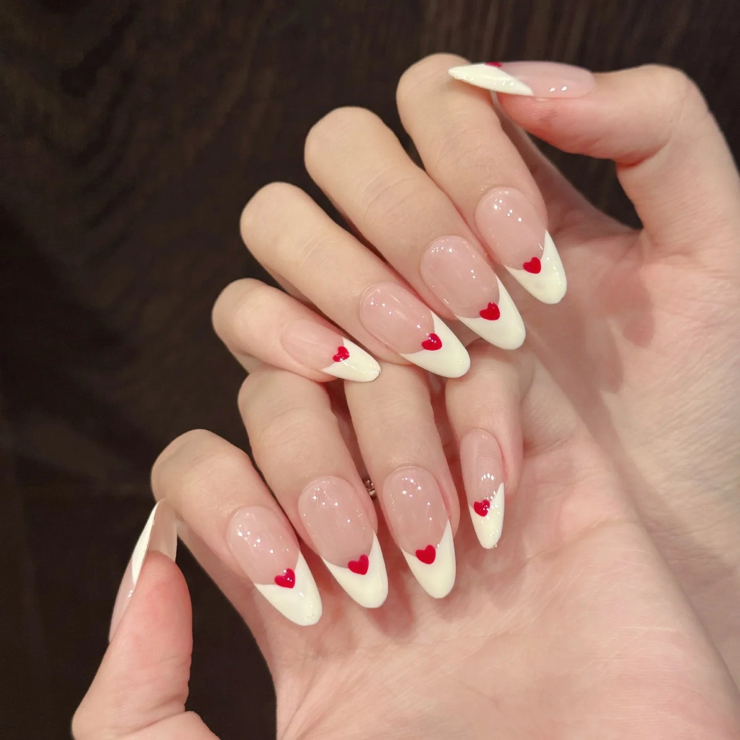 10 uñas postizas francesas con borde blanco, diseño simple de corazón rojo, hechas a mano, de almendra dulce, para niñas. 