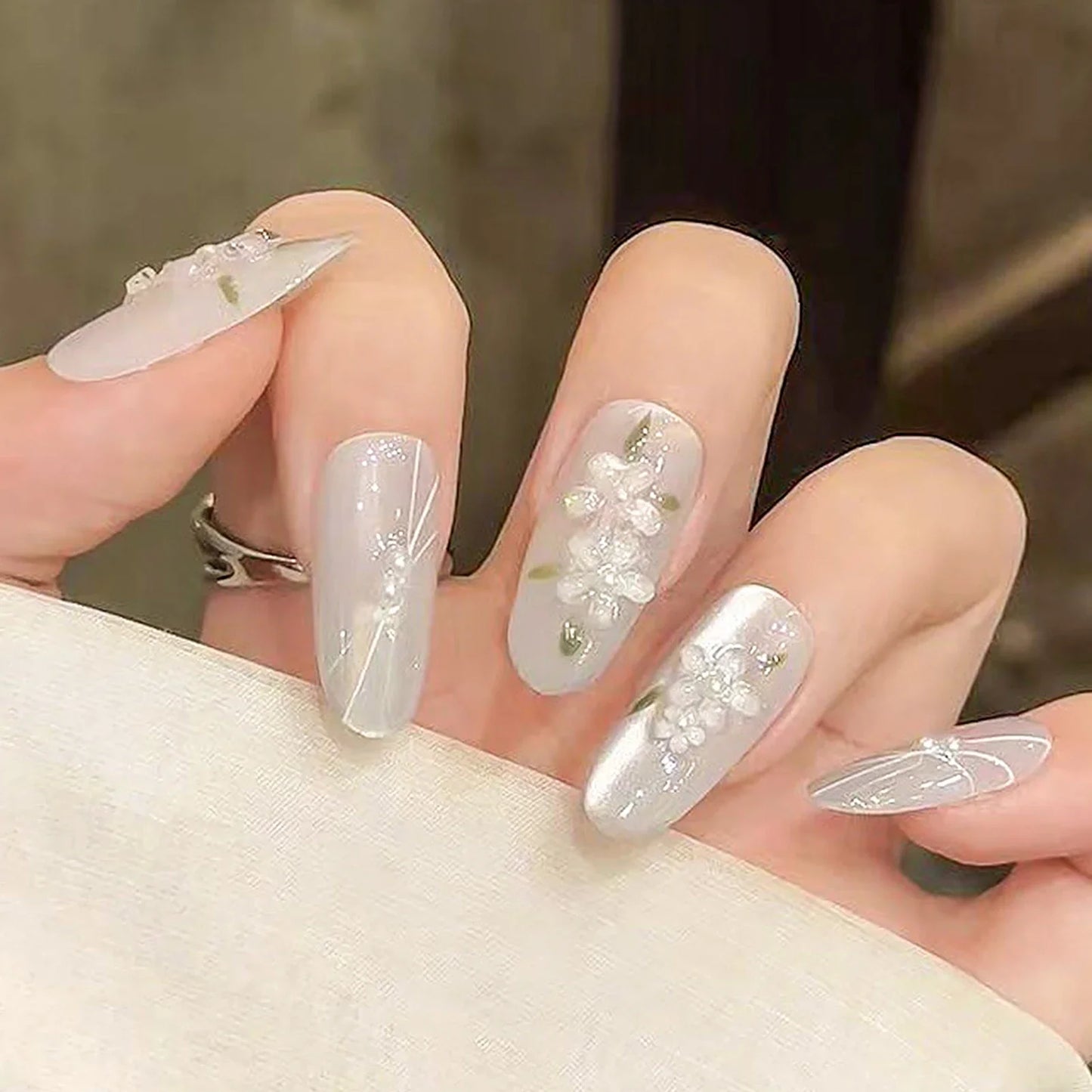 10 uñas postizas brillantes de ojo de gato, hechas a mano, con diseño de almendra blanca y hojas de flores 3D, parches para uñas postizas para mujer. 