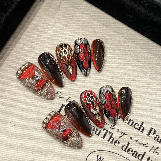 10 uñas postizas hechas a mano para chicas atractivas, diseño de almendra roja oscura con polvo brillante y decoración de diamantes brillantes. 