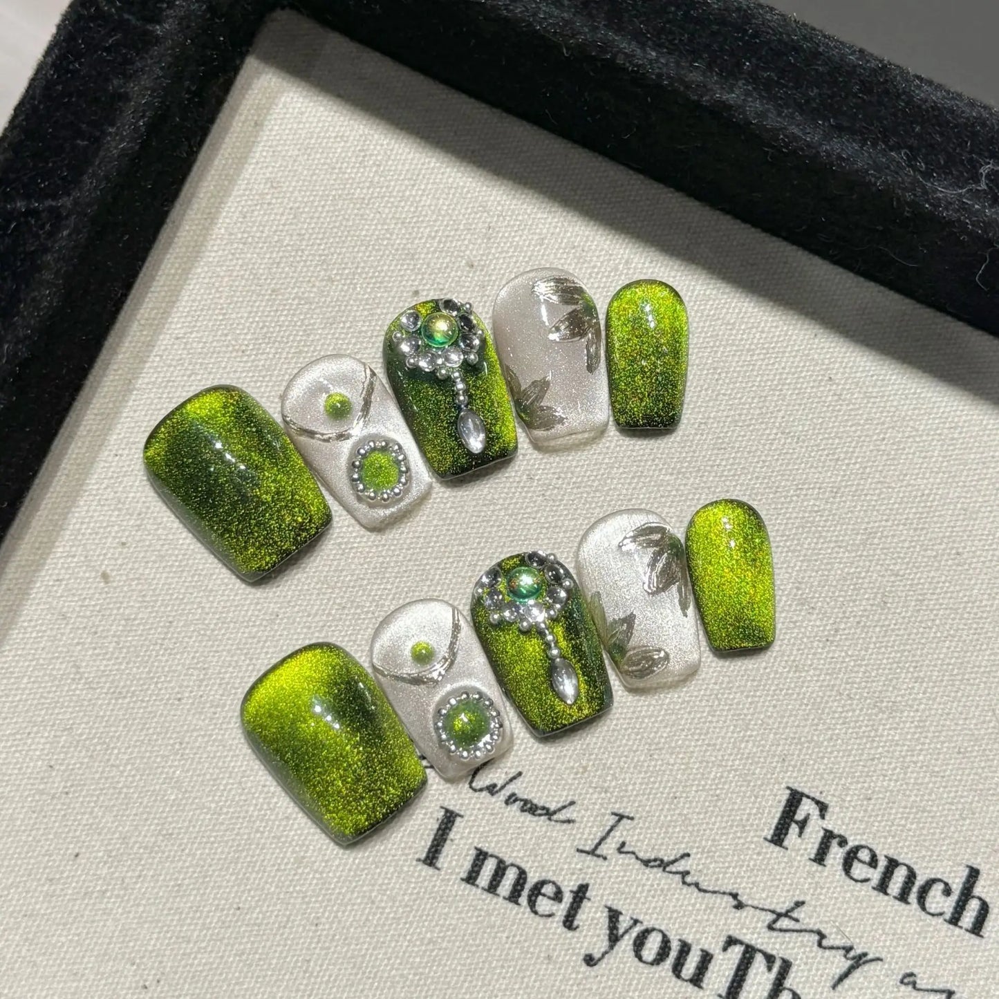 10 uñas postizas hechas a mano con diseño de ojo de gato verde, de verano, con decoración de diamantes brillantes, ligeras y de lujo para niñas. 