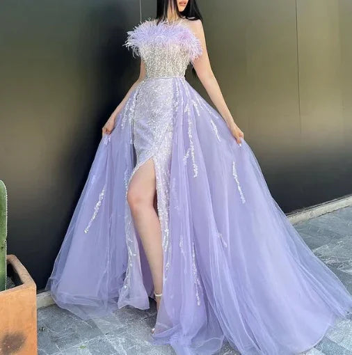 Abito da sera elegante in tulle con paillettes lilla e spacco, abito da ballo con piume Y8528