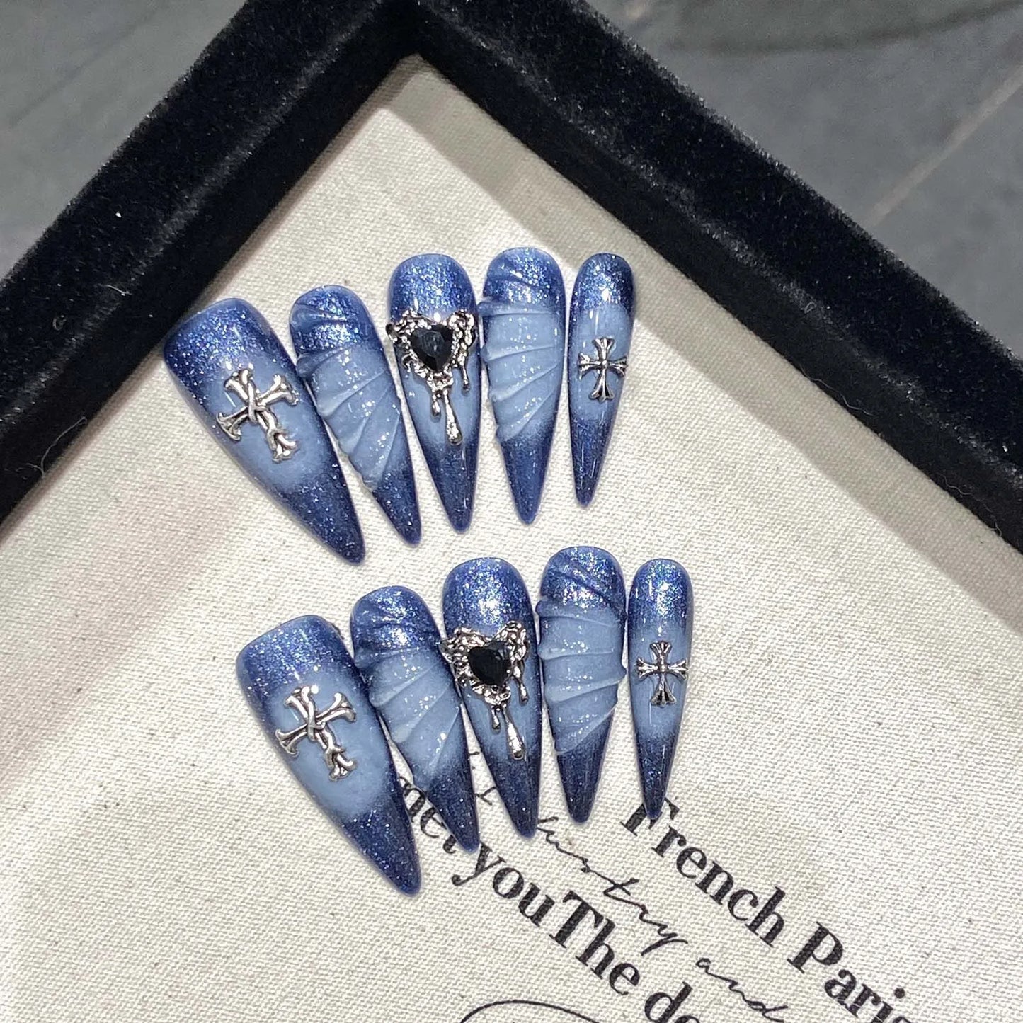 10 uñas postizas de aguja largas hechas a mano en azul brillante con diseño de corazón de metal y ondas de agua 3D. 