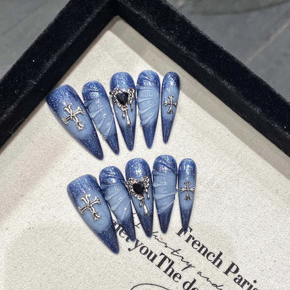 10 uñas postizas de aguja largas hechas a mano en azul brillante con diseño de corazón de metal y ondas de agua 3D. 