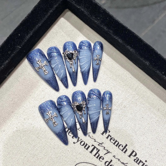 10 uñas postizas de aguja largas hechas a mano en azul brillante con diseño de corazón de metal y ondas de agua 3D. 