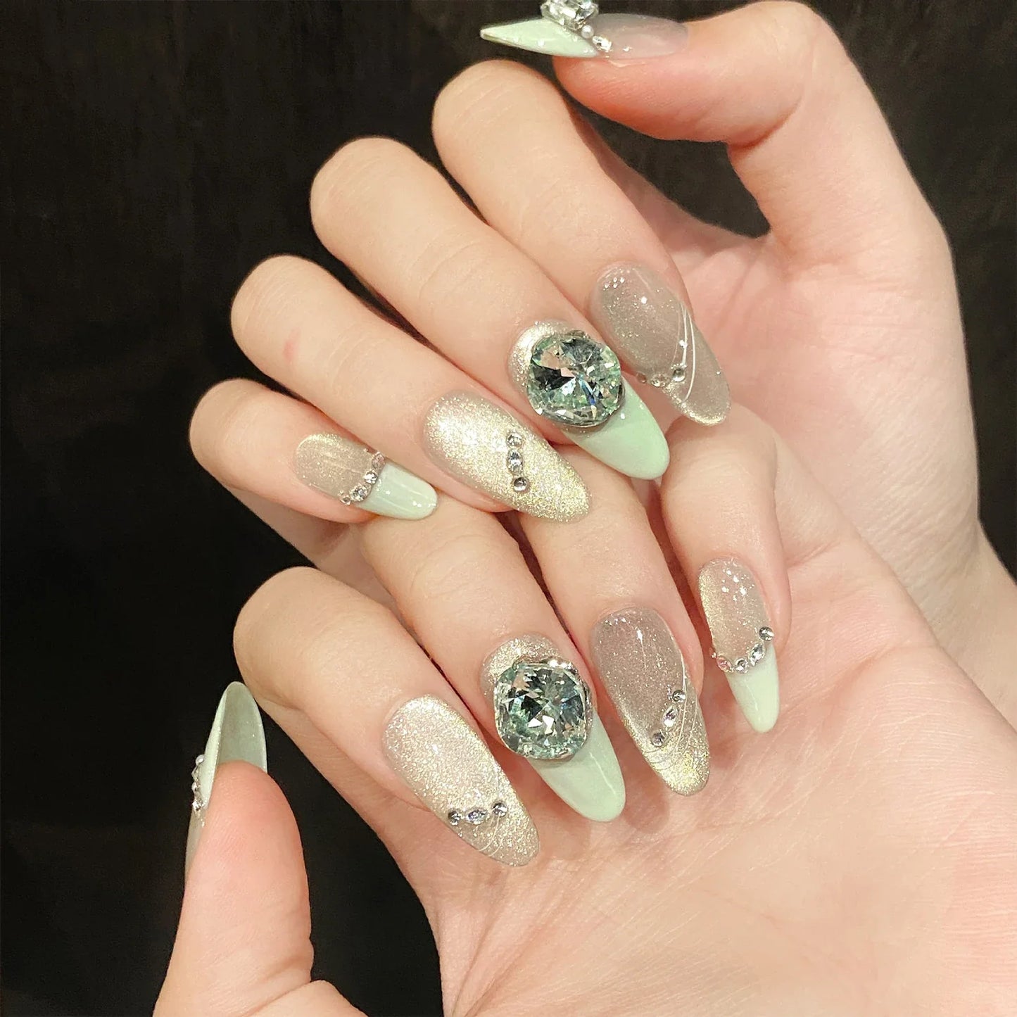 10 uñas postizas de verano, frescas y hechas a mano, color verde menta, con diseño de ojo de gato y diamantes brillantes, estilo francés simple. 