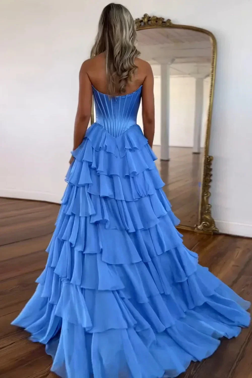 Abito da sera in chiffon personalizzato Cathy senza spalline con balze a strati, linea a trapezio, spacco laterale e chiusura posteriore con cerniera, abito da ballo da cerimonia