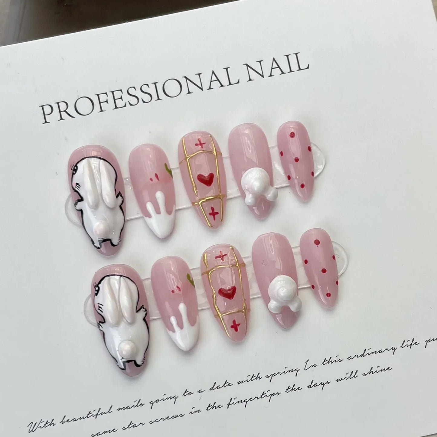 10 uñas postizas de conejo blanco hechas a mano, color almendra rosa, con rayas doradas y decoración de corazón, ideales para usar. 