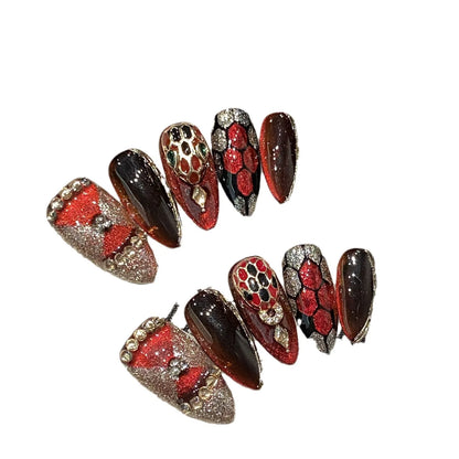 10 uñas postizas hechas a mano para chicas atractivas, diseño de almendra roja oscura con polvo brillante y decoración de diamantes brillantes. 