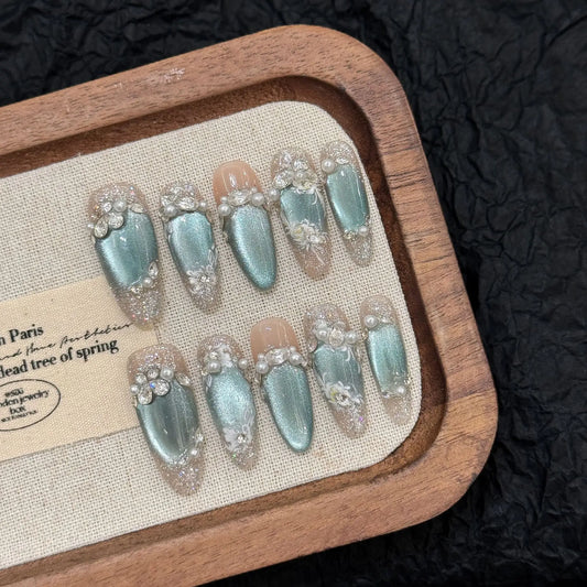 10 uñas postizas ligeras de lujo hechas a mano, brillantes, de color azul, con diseño de ojo de gato, almendra, con destellos de perla y diamante, con polvo plateado. 