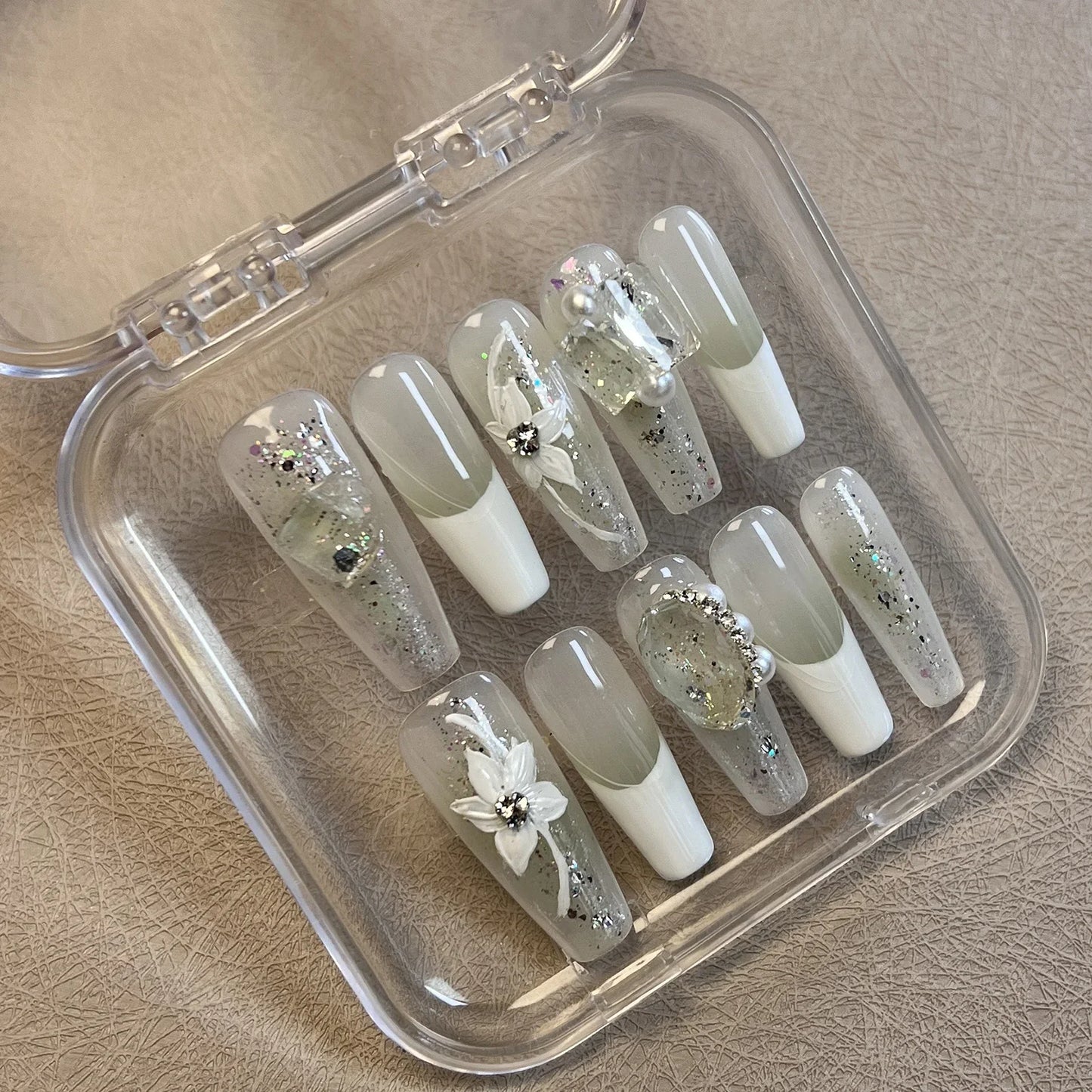 10 piezas de uñas postizas francesas blancas con diseño de diamantes brillantes, flores pintadas a mano. 