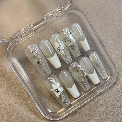 10 piezas de uñas postizas francesas blancas con diseño de diamantes brillantes, flores pintadas a mano. 
