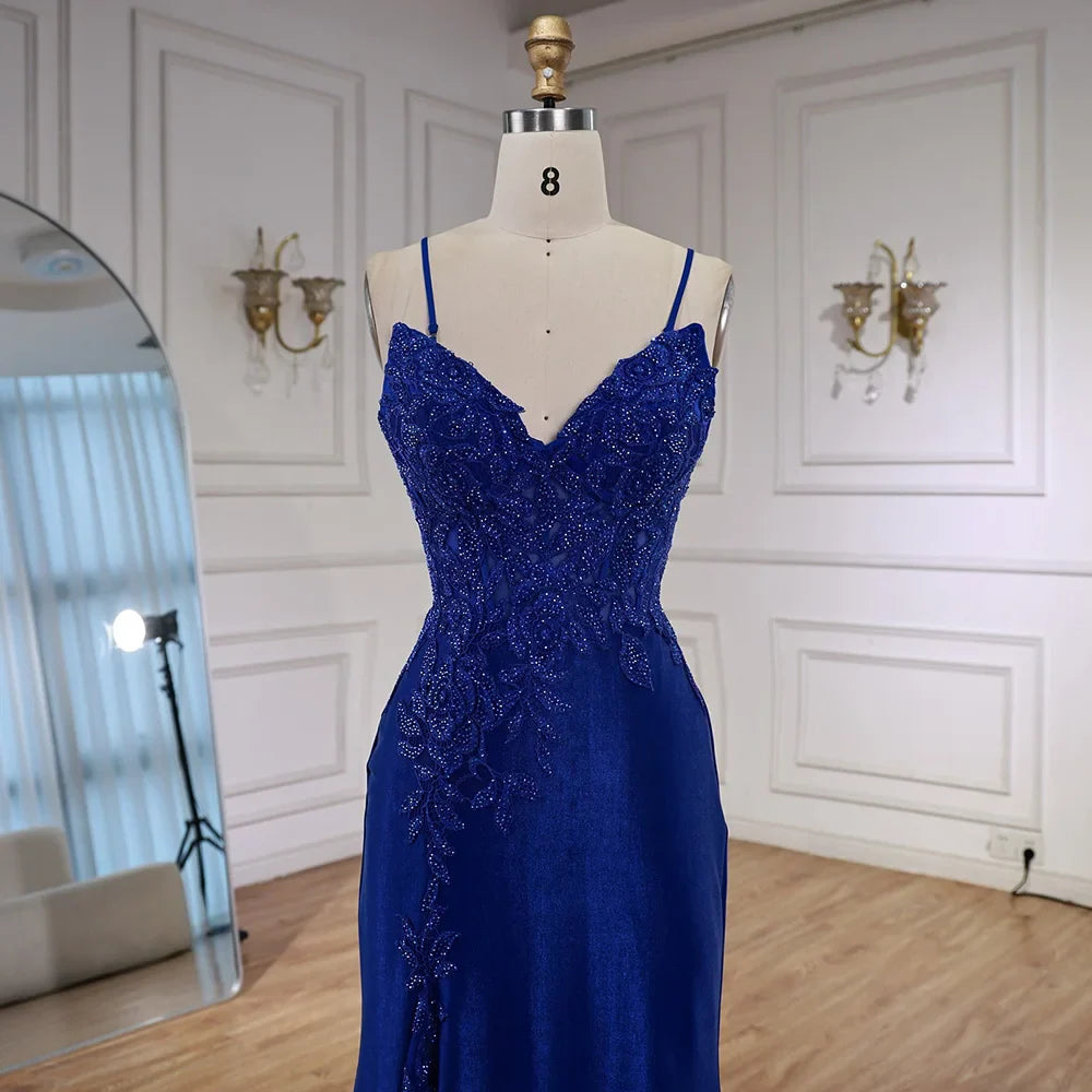 Vestido de gala azul marino de encaje con abertura y tirantes finos LA73041