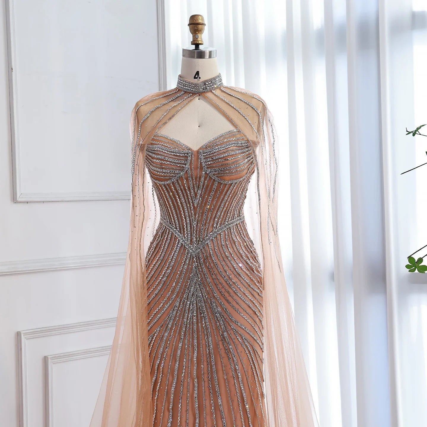 Vestido de Noite de Sereia em Nude de Luxo com Mangas de Capa LA73118