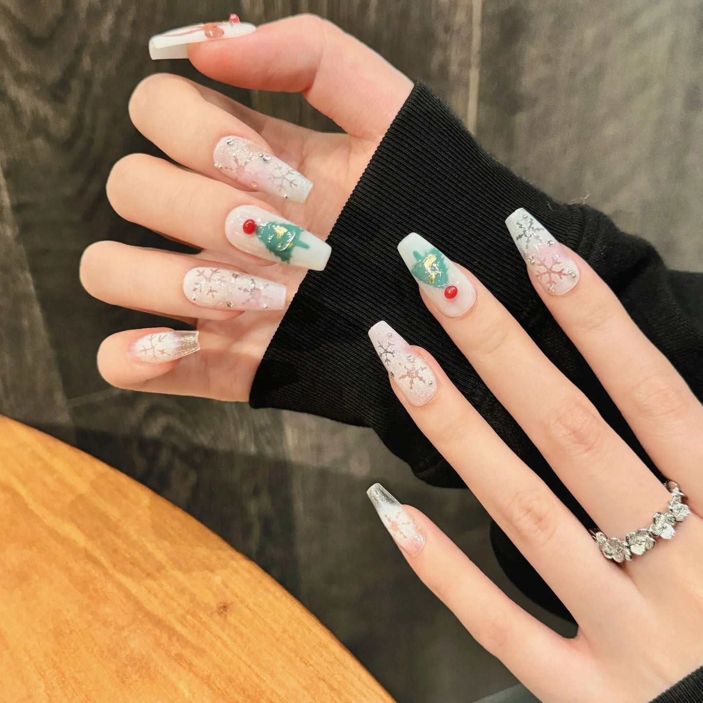 10 uñas postizas navideñas hechas a mano, brillantes, blancas y plateadas, con diseño de copos de nieve y lazos, para manicura suave y fácil de usar. 