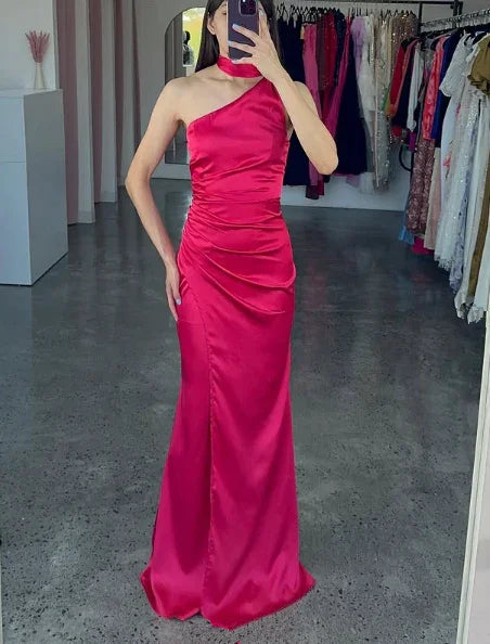 Elegante abito lungo da sera in raso rosa acceso con spalla scoperta modello Y8419