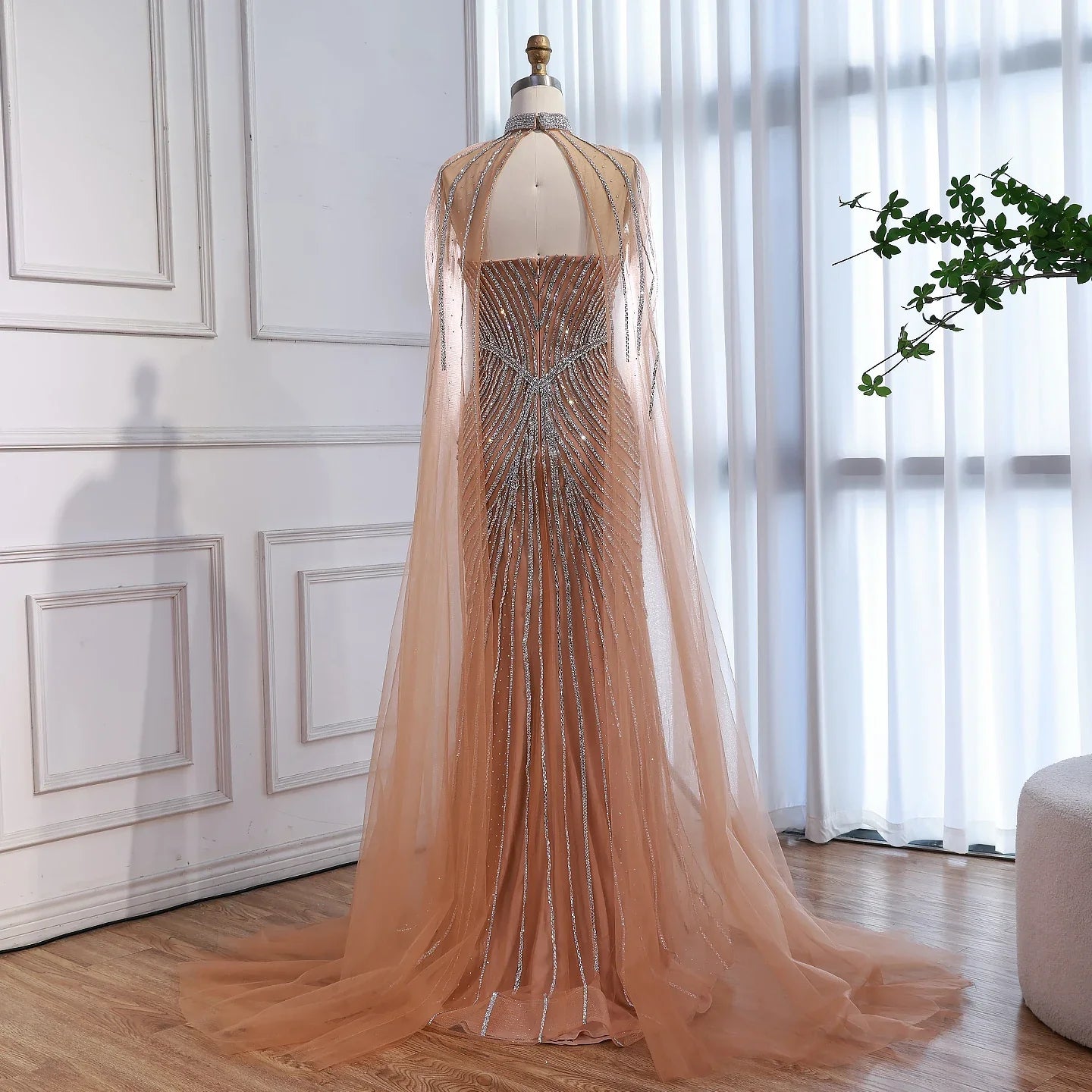 Vestido de Noite de Sereia em Nude de Luxo com Mangas de Capa LA73118