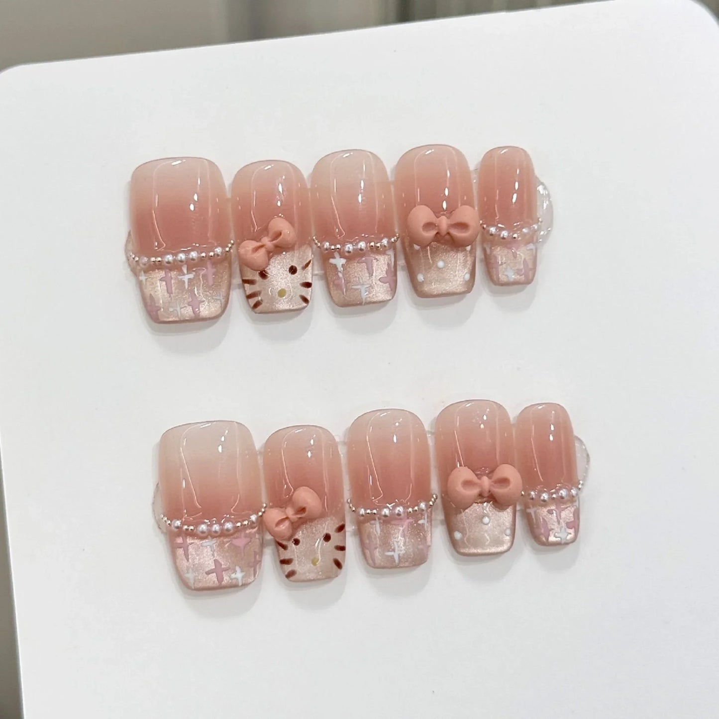 10 uñas postizas cortas de escalera hechas a mano, pintadas a mano, con diseño de gato dulce, color rubor francés y lazos rosas estéreo. 