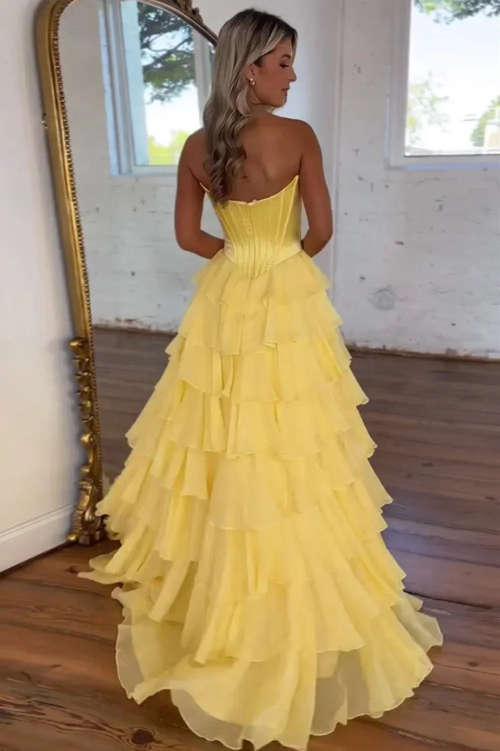 Abito da sera in chiffon personalizzato Cathy senza spalline con balze a strati, linea a trapezio, spacco laterale e chiusura posteriore con cerniera, abito da ballo da cerimonia