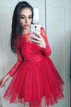 Abito da cerimonia rosso in tulle con maniche lunghe trasparenti e applicazioni floreali