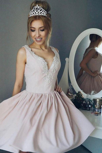 Schlichtes, ärmelloses Satin-Heimkehrkleid mit tiefem V-Ausschnitt und Applikationen
