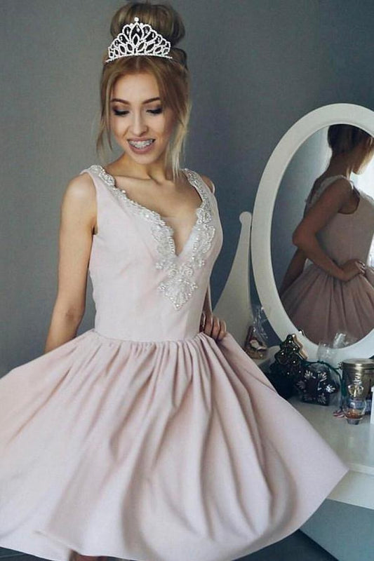 Schlichtes, ärmelloses Satin-Heimkehrkleid mit tiefem V-Ausschnitt und Applikationen