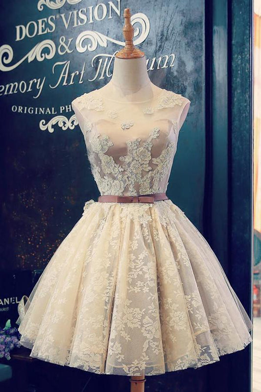 Vestido de fiesta corto sin mangas con espalda transparente y apliques de encaje, cuello barco