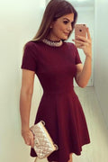 Bordeaux Hoher Ausschnitt Kurzarm Schlüsselloch-Rücken Perlenbesetztes Homecoming-Kleid
