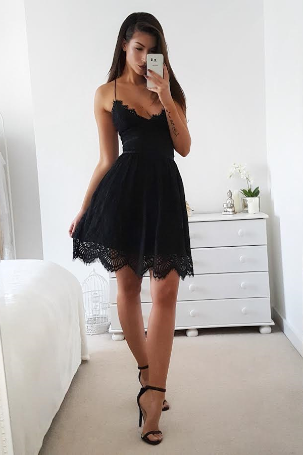Schwarzes Neckholder-Kurzballkleid mit Bindeband hinten, ärmelloses, günstiges Homecoming-Kleid mit Applikationen