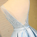 Robes de bal de fin d'année en satin bleu clair à col en V, robe de fête avec appliques