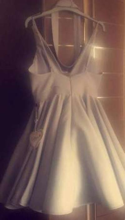 Helles Lavendel-Heimkehrkleid mit tiefem V-Ausschnitt, ärmellos, Applikationen und Falten 