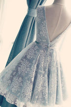Abiti da cerimonia azzurro chiaro a linea ad A con scollo a V, schiena in pizzo senza schienale e cintura
