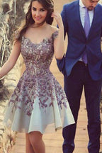 Vestidos de fiesta cortos y económicos con apliques para jóvenes.