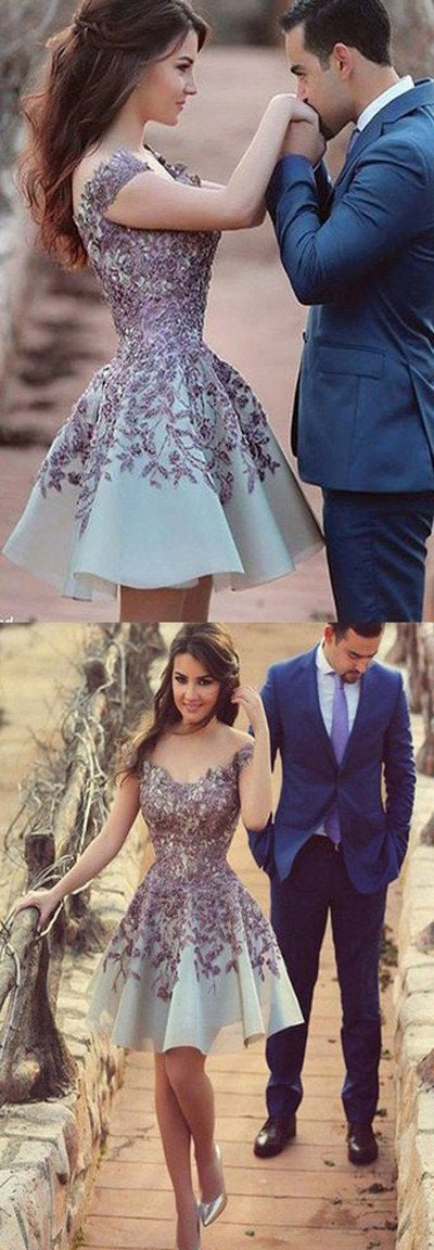 Vestidos de fiesta cortos y económicos con apliques para jóvenes.