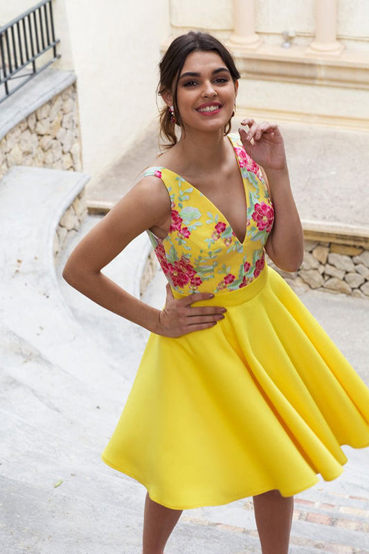 Charmantes gelbes Satin-Blumenkleid mit Illusionsrücken und Narzissen-Print