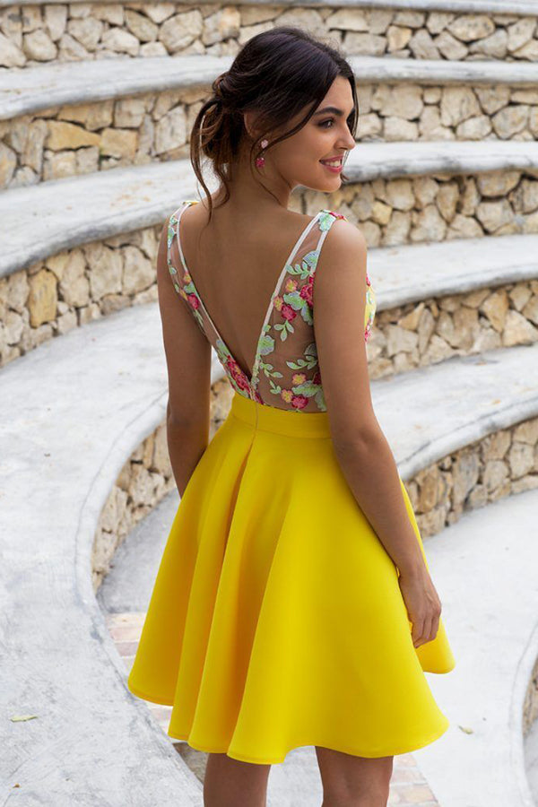 Incantevoli abiti da ritorno a casa color giallo con fiori in raso e schiena a illusione Daffodil