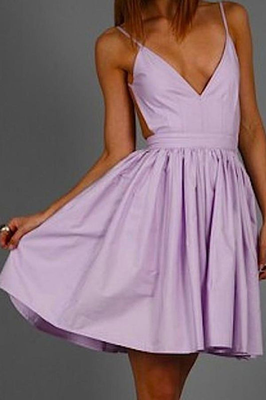 Vestido de fiesta corto con escote en V y tirantes finos color lila.