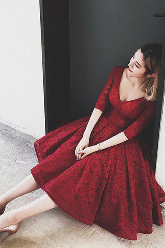Burgunderrotes, halblanges Spitzenkleid mit V-Ausschnitt und kurzem Ballkleid