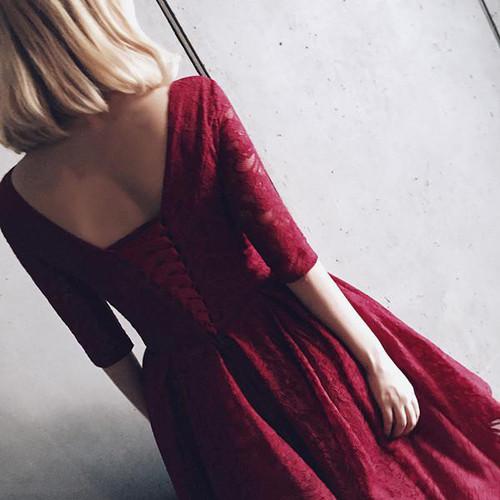 Abito da cerimonia bordeaux con mezza manica in pizzo e scollo a V, abito corto per ballo di fine anno