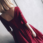 Abito da cerimonia bordeaux con mezza manica in pizzo e scollo a V, abito corto per ballo di fine anno