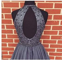 Graues Neckholder-Hochhals-A-Linien-Kleid aus Tüll mit Perlen, kurzes Abschlussballkleid