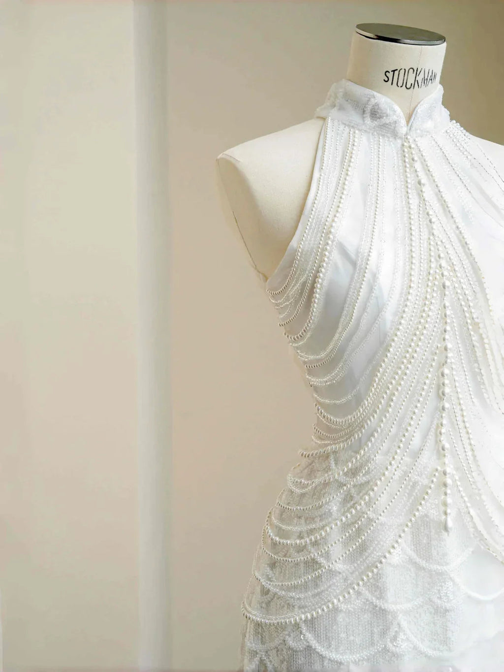Abito lungo da sera elegante bianco con catena di perle e paillettes Y8670