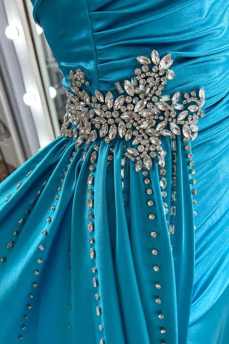 Earl | Robe longue bleu sarcelle à fines bretelles perlées avec traîne intégrée